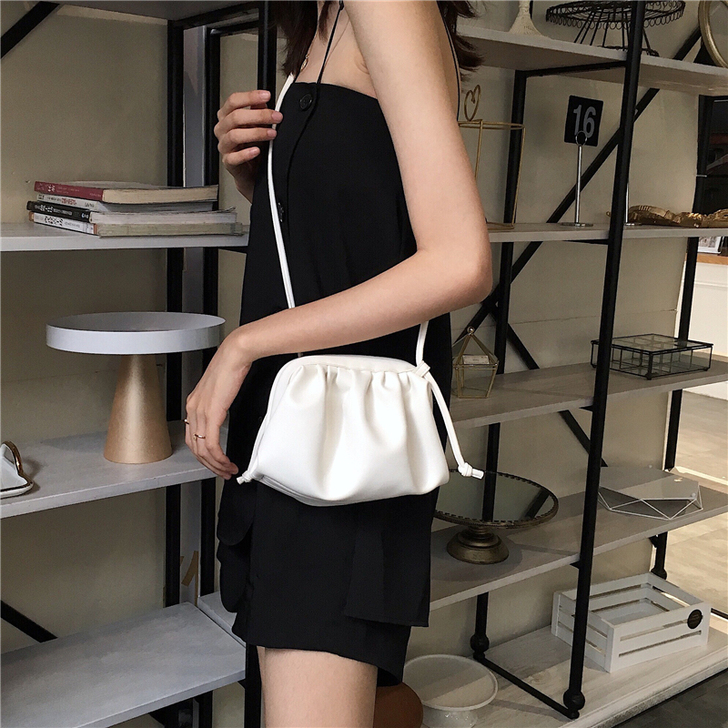 包包女2019新款酷帅压褶饺子包韩版简约纯...