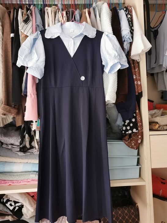 假两件套，衬衫是很淡淡的蓝色，裙子是藏青，...