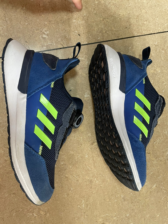 Adidas99新34码运动鞋转让，小朋友...