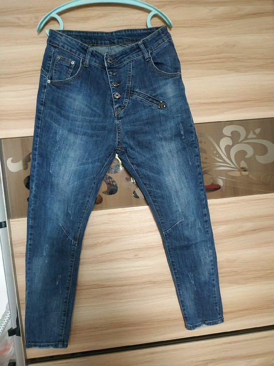 牛仔裤质量非常好,几乎没有穿,购买花了29...