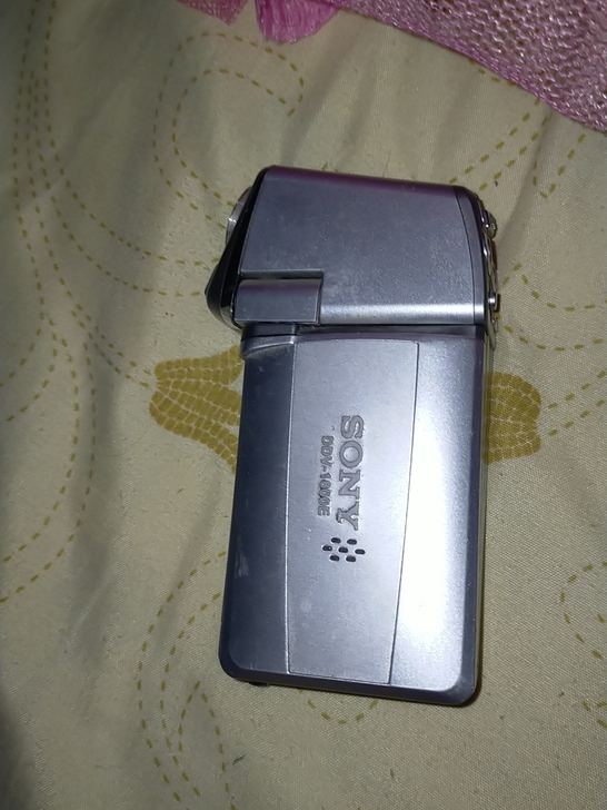 应该是摄像机。没有电池后盖，充电不开机，型...
