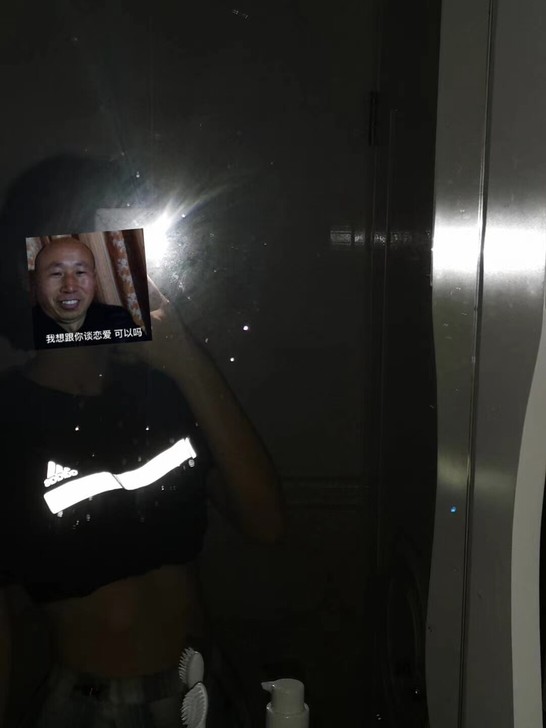 adidas实体店两百二十多买的 会反光很...