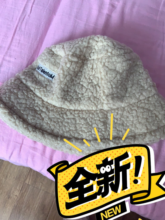 羊羔毛帽子,因为有同款,就出一件,可以调节...