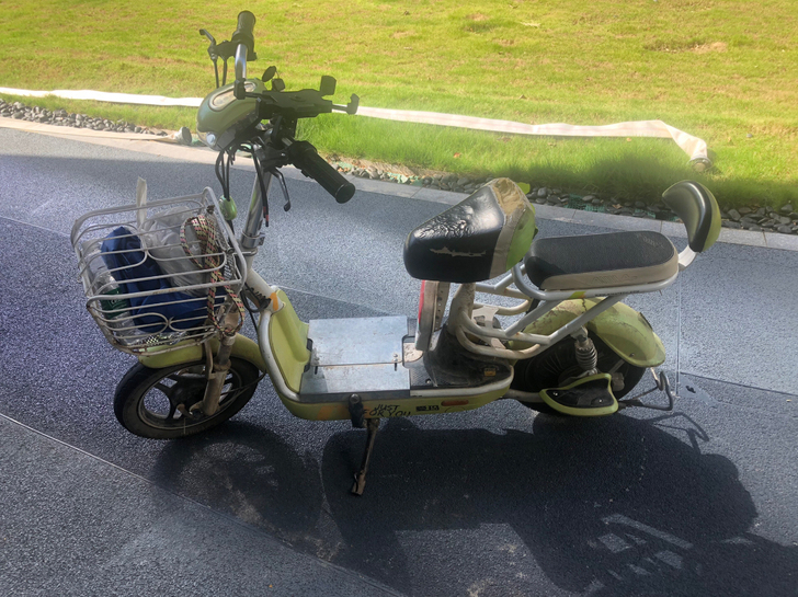 爱玛小个儿电动车。去年12月份刚换的新电瓶...