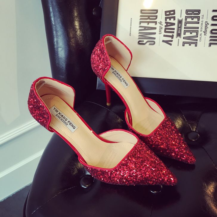 侧空尖头高跟鞋红色婚鞋。九新。实物美！不过...