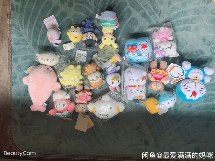 各种玩偶。三丽鸥各种抽奖娃娃。皮卡丘。小海...