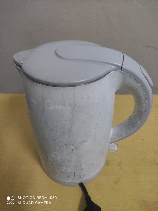 美的电水壶一台！功能完好！就是放太久了没用...