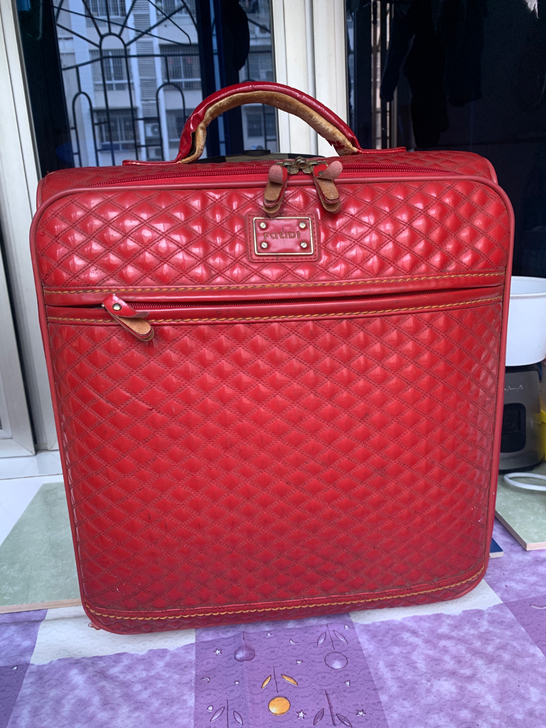 红色旅游箱,带两个轮子,美观牢固,结实轻便...