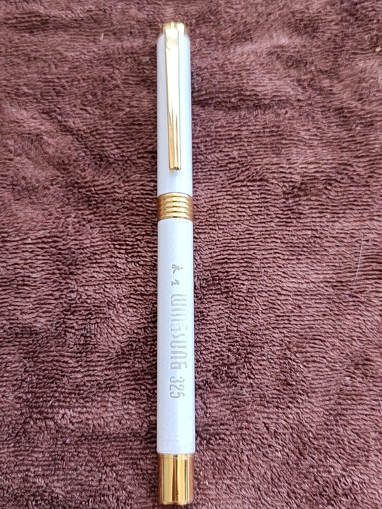 永生325钢笔，中包尖钢笔，白色库存，有轻...