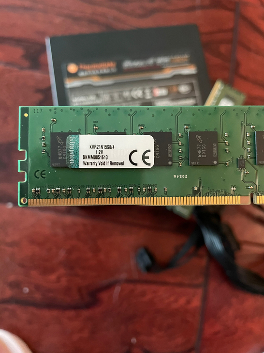 金士顿内存条4 G DDR4  电脑升级了...