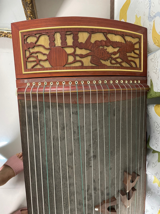 古筝几乎全新，孩子就用了不到一个月，备用音...