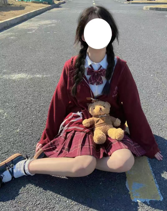 白短袖+沙华格裙+领结