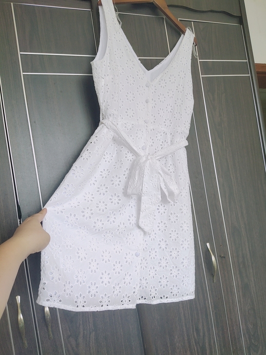 专柜正品大牌纯白刺绣连衣裙