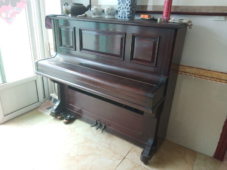 老钢琴,品相一级 正常使用,音质也不错。一...