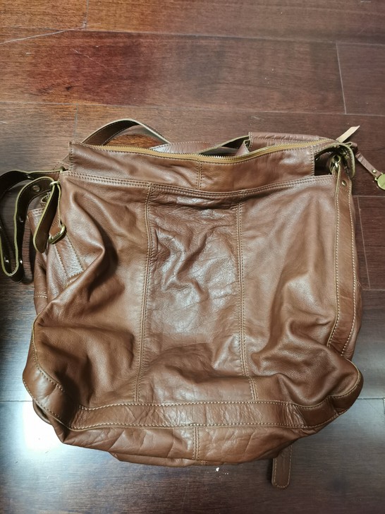 单肩做旧皮包。买来就闲置了。几乎没有使用感...