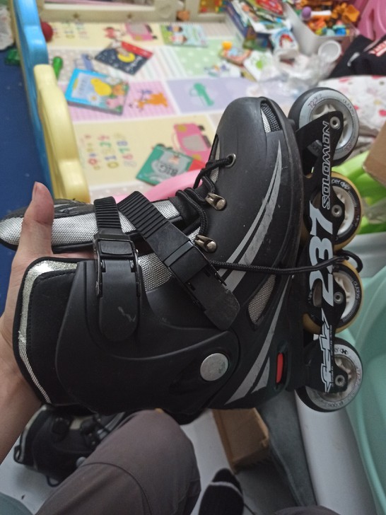 转卖轮滑鞋一双40,成色9成新。自提