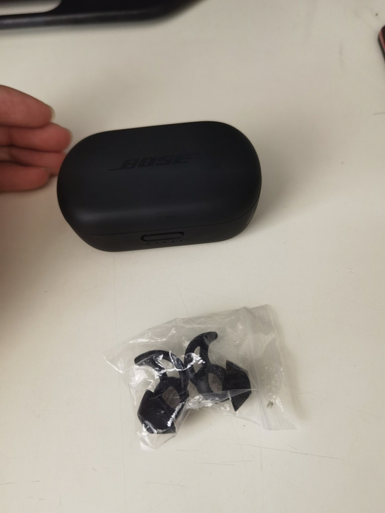 朋友送的，Bose大鲨，假的，音质对比正版...