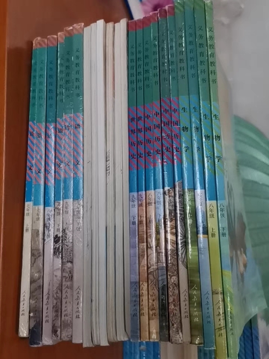 出售初中全套课本，全是学校发的正版书，绝对...
