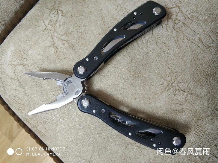 七彩虹显卡自带的多功能螺丝刀组合钳子,具体...