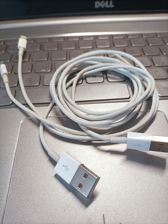 苹果原装数据线，9成新28 元一条包邮两条...