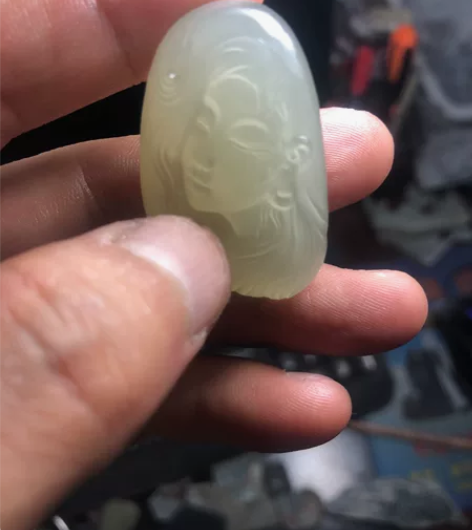 美女做工精细玉雕 感兴趣的话点“我想要”和...