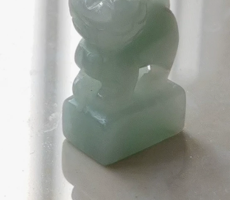 长2cm，宽1cm，高3.5cm的玉雕坠。...