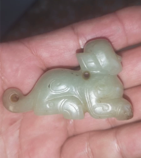 兽身人面玉雕像，青玉，玉质温润，沁色自然。...