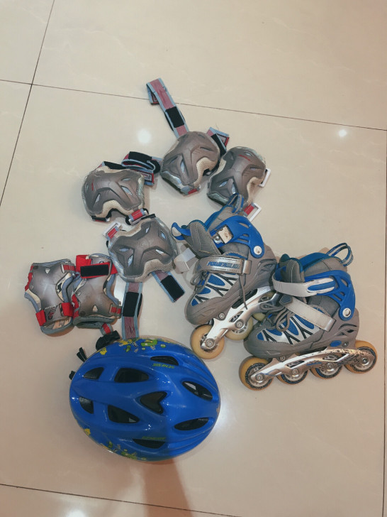 旱冰鞋，穿过，头盔全新，护膝护肘齐全，便宜...