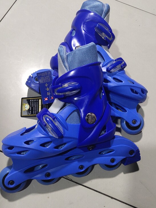 全新隆丰牌轮滑鞋,中码,适合35-38码穿...