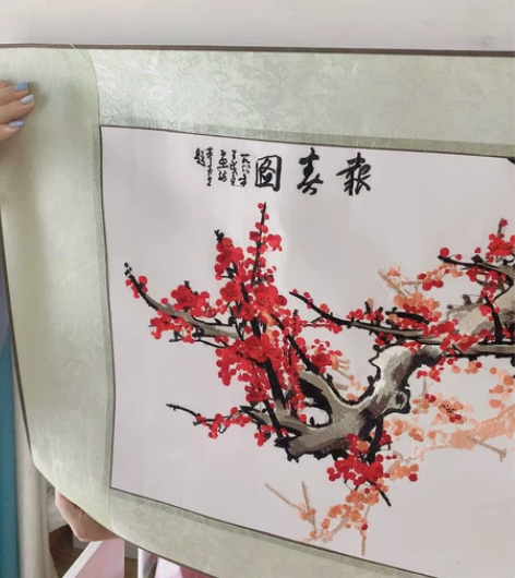 出去旅游时候买的刺绣画，很好看当时没忍住买...