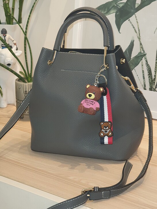 商场购入，全新包包，品质好，有分量，皮质上...