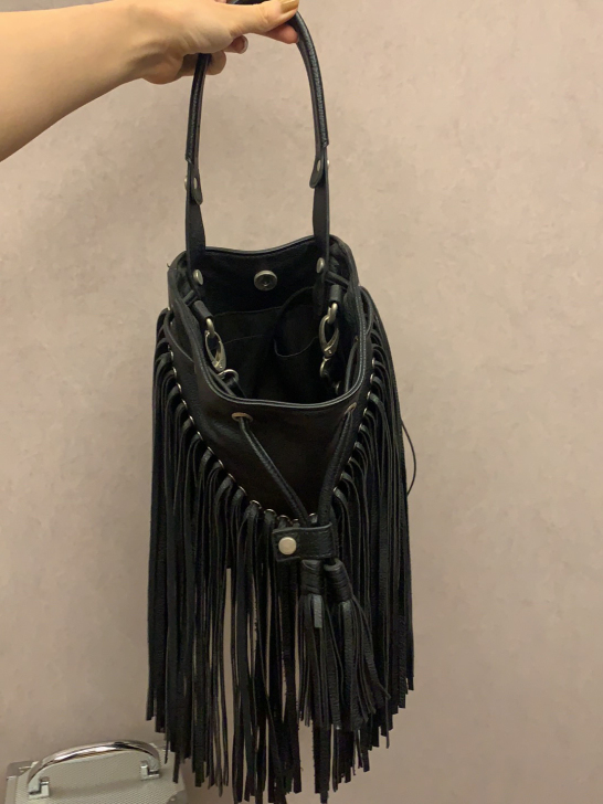 moussy买的流苏裙黑色小包