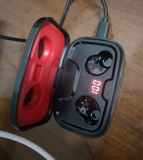 蓝牙耳机充电座，充电宝。 由于自己的耳机弄...