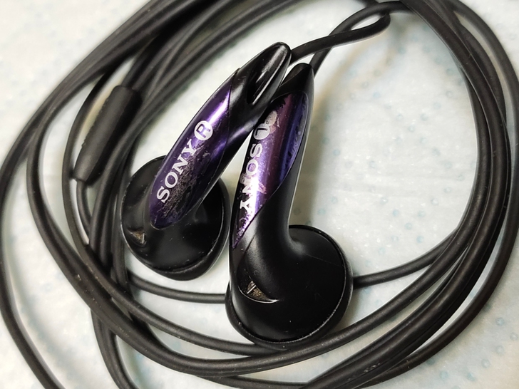 索尼平头耳机e828正品,声音ok正常使用...