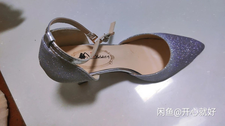 高跟鞋,第一双实体店买的,9成新有轻微瑕疵...