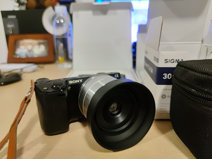 索尼Nex5t 加适马30 2.8 可以置...