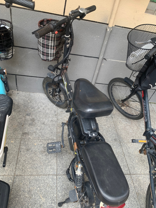英格威折叠电动车，可拆卸电瓶。车整体7成新...