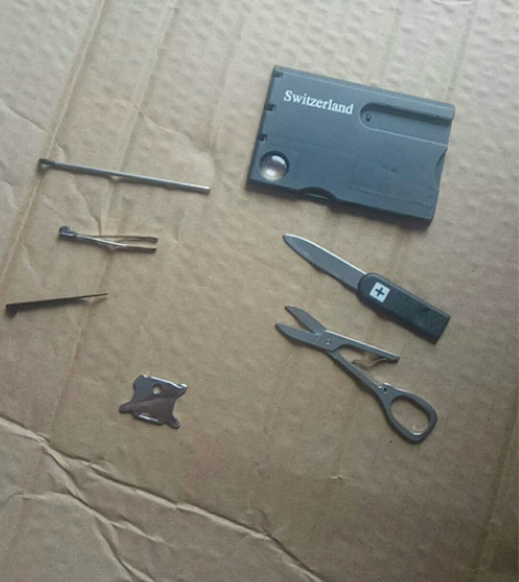 瑞士Swizerland多功能带灯工具卡军...
