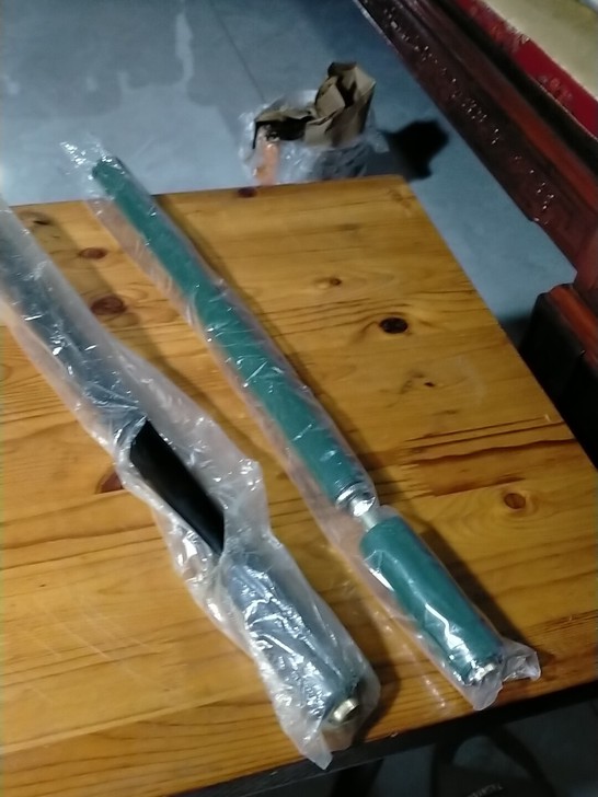 带安装卡子的全新便携式打气筒，金属材质，八...