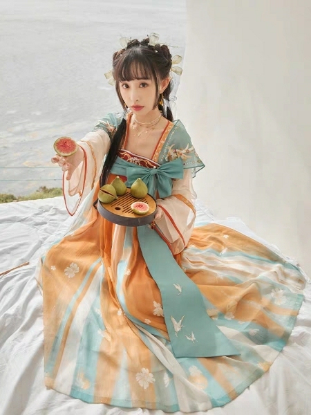 收 十三余遇见神鹿m   裙子＋蝴蝶结