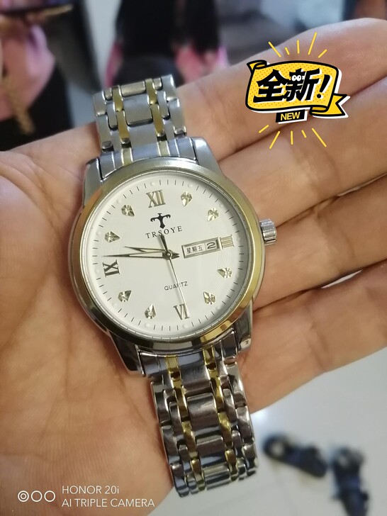 商场柜台闲置的瑞士全自动机械手表剩下六个块...