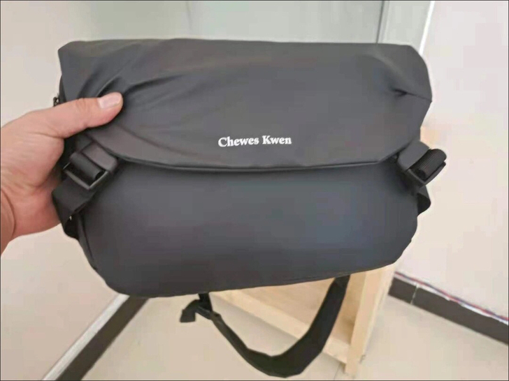 帮朋友处理男士单肩包男士休闲邮差包斜挎包休...