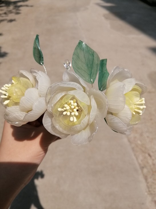 茶花发冠/发梳，三朵的四齿发梳发冠。