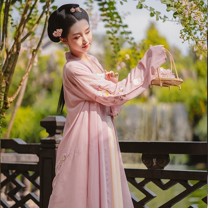 序绘汉服家的，下裙被机油粘了一点，可要细节...