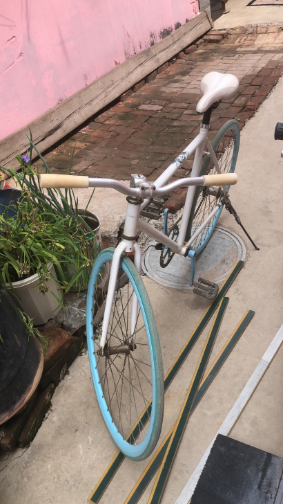 自行车死飞，倒刹车。实心橡胶轮胎，不怕一扎...