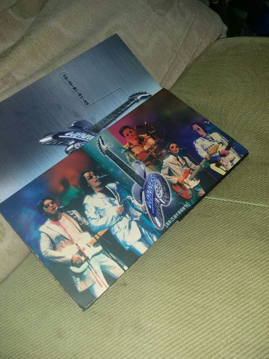 温拿25周年演唱会 港版首版双碟，A碟有处...