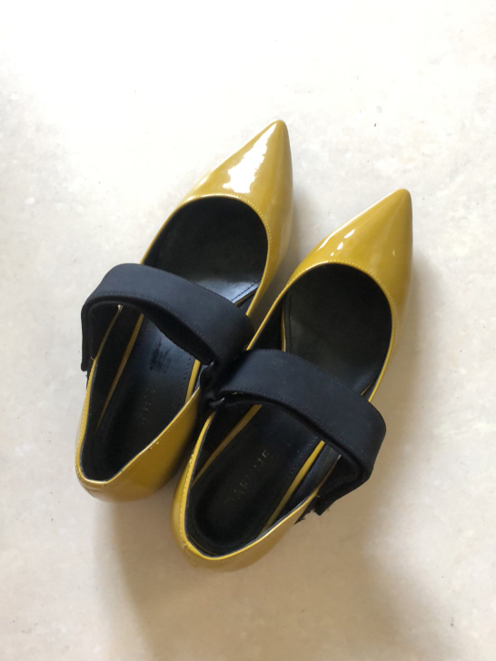 达芙妮春秋款平底单鞋百搭尖头浅口漆皮