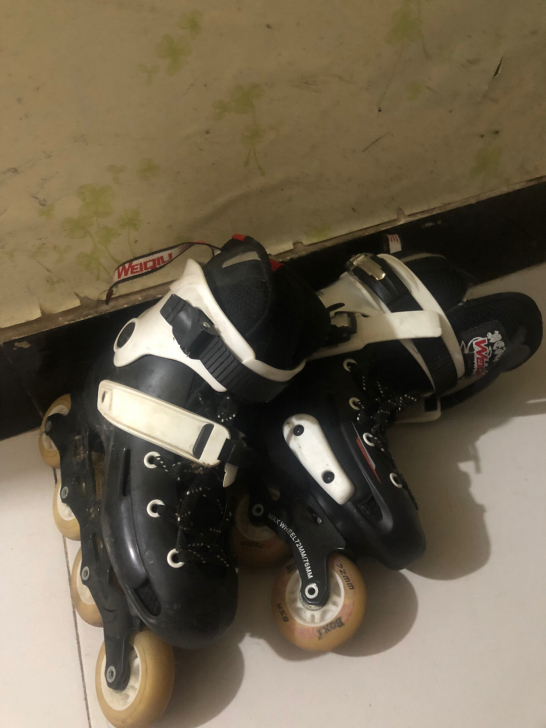 39码单排旱冰鞋放的有点久了，但是还很新，...