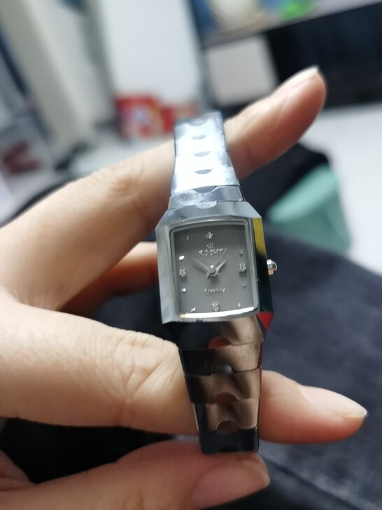女士手表，钨钢的，没电子了，没有任何毛病，...