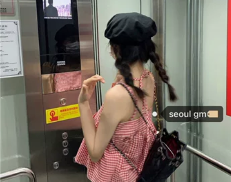 红色格子韩系甜美显白吊带背心女2022夏设...